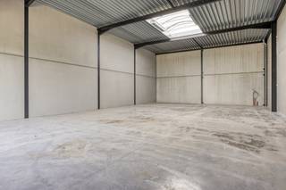 De KMO-units zijn gelegen in het bedrijvenpark THEA in de Careelstraat 2 te Tielt. De KMO-units zijn vlot bereikbaar en op het terrein is er voldoende beweegruimte. Specificaties:- oppervlakte van ca. 240m²- staalconstructie en geïsoleerd- vrije hoogte van ca. 6m- 2 parkeerplaatsen- automatische sectionale poort (4mB x 4,5mH)- aparte toegangsdeur- lichtstraat (met rookluik)- regenwater- voorziening voor aansluiting elektriciteit en water - brandklasse CDe KMO-units zijn zowel geschikt voor productie, opslag en verwerking van goederen. Oplevering voorzien voor Q3 2025. Bent u op zoek naar bedrijfsvastgoed bestaande uit een nieuwbouw KMO-unit te koop in Tielt? Aarzel dan niet om ons te contacteren op het nummer 051 21 22 23.