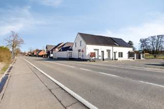 Deze ruime, halfopen bebouwing is ideaal gelegen in Mol-Sluis. Alle voorzieningen, zoals winkels, horeca, scholen en openbaar vervoer, bevinden zich op wandelafstand. Bovendien zijn zowel de woning als de omliggende gemeenten goed bereikbaar via de nabijgelegen Zuiderring (N71), N18 en N103.<br /><br />Beschrijving:<br />Bij het betreden van de woning komen we in de inkomhal, die toegang biedt tot de L-vormige, lichtrijke woonkamer. Vanuit de woonkamer kunnen we de kelder bereiken, evenals de tweede woonkamer/eetkamer, wasplaats/berging met inbouwkasten, en de badkamer die in 2021 vernieuwd is. Achter de woonkamer/eetkamer bevindt zich de gesloten, volledig uitgeruste keuken, die toegang geeft tot de veranda. Aan de achterzijde van de woning bevindt zich een polyvalente ruimte van 27m² met aparte ingang. Deze ruimte biedt commerciële mogelijkheden, kan dienen als extra slaapkamer, of gewoon als opslagruimte.<br /><br />Via de vaste trap in de woonkamer bereiken we de eerste verdieping, waar de slaapkamers gelegen zijn. Eén van de slaapkamers beschikt over een ruime dressing van 11m².<br /><br />Buiten bevindt zich de tuin met terras, waar volop van het buitenleven genoten kan worden.<br /><br />Extra:<br />- Woning deels gerenoveerd in 2005<br />- Badkamer in 2021 vernieuwd<br />- Polyvalente ruimte met aparte ingang<br />- Privé parking vooraan<br /><br />Voor meer informatie of een bezoek, neem contact met ons op via info@vastengoed.be of bel naar 014/72 73 74.<br /><br />(Wenst u een gratis schatting van uw eigendom? Neem contact met ons op via 014/72 73 74.)