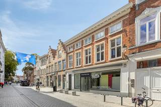Handelspand met grote etalage te huur op commerciële ligging in Noordzandstraat nabij 't Zand in Brugge.<br />Indeling: Commerciële ruimte (+/- 80 m²) , pashokjes (30 m²) - kitchenette - toilet.<br />Eerste verdieping: stockageruimte (39 m²)<br />Kelder<br /><br />Onmiddellijk vrij<br /><br />Dit handelspand is niet zomaar een ruimte, het is een unieke kans om uw zaak te laten schitteren op een van de meest gewilde locaties in Brugge. Gelegen in de bruisende Noordzandstraat, op een steenworp afstand van het levendige 't Zand, profiteert u hier van een constante stroom van zowel toeristen als lokale shoppers.<br /><br />Bent u op zoek naar bedrijfsvastgoed bestaande uit een handelspand te huur op een commerciële topligging? Aarzel dan zeker niet om contact op te nemen!