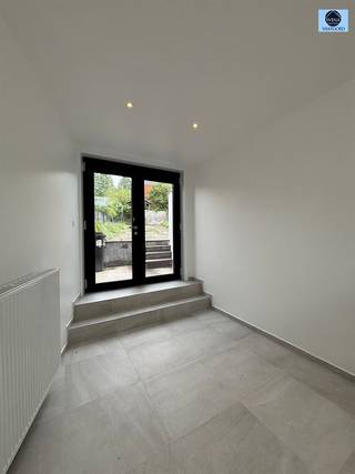 <p><span>RENOVATED HOUSE WITH 3 ROOMS AND GARDEN</span></p><p><span>Visiting day Thursday, May 7 by appointment</span></p><p><span> </span></p><p><span>Price : 1200 euro/month</span></p><p><span> </span></p><p><span>This recently renovated  house is located near the center of Geraardsbergen, near public transport, schools and stores.</span></p><p><span> </span></p><p><span>Downstairs you will find the technical room with toilet and the living room with open kitchen.</span></p><p><span> </span></p><p><span>On the 1st floor you will find 1 spacious bedroom and the bathroom with shower, sink and toilet.</span></p><p><span> </span></p><p><span>Upstairs there are 2 more bedrooms.</span></p><p><span> </span></p><p><span>At the back there is a terrace with garden.</span></p><p><span> </span></p><p><span>1 car parking space included in the price, an extra space can be rented for 75 euros.</span></p><p><span> </span></p><p><span>Free from 01/06.</span></p><p><span> </span></p><p><span> </span></p><p><span>DO NOT EARN and call for info or visit the number 0489/54.69.99  or send an email to dylan@svena.be </span></p><p><span> </span></p><p><span>These details are for information only and we cannot be held responsible for any inaccuracies.</span></p><p><span>The habitable area is only indicative.</span></p>
