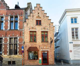 Een typisch Brugs trapgevelpand met elementen die terug gaan tot de 17e eeuw, Mogelijkheid voor het creëren van woonst, al da niet in combinatie...