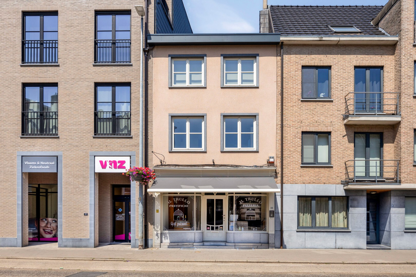 Ruime handelswoning met terras, dubbele garage en 2 parkeerplaatsen in Mol-centrum ! - foto 1