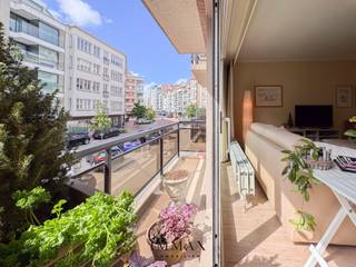 Dit royaal appartement met zijn brede gevel is gunstig gelegen op wandelafstand van het Rubensplein en het strand van Knokke. Het appartement bestaat uit een inkomhal met een afzonderlijk gastentoilet, een ruime en lichtrijke leefruimte met toegang tot het terras aan de voorzijde, en een volledig ingerichte keuken. Er zijn twee slaapkamers, voorzien van een ensuite douchekamer of badkamer. De twee slaapkamers hebben toegang tot het terras aan de achterzijde, wat zorgt voor extra comfort en buitenruimte. Bij het appartement hoort een privatieve kelderberging. Daarnaast is er de mogelijkheid tot aankoop van een autostaanplaats in het gebouw.<br /><br />Troeven: <br /><br />- Westgericht zonneterras vooraan <br />- Zeer ruim terras achteraan<br />- 2 volwaardige slaapkamers met ensuite badkamer/douchekamer<br />- Mogelijkheid tot aankoop autostaanplaats in het gebouw<br />- Privatieve kelderberging<br />- Gelegen op 100m van het strand<br /><br />Stedenbouwkundig uittreksel in aanvraag.<br /><br />Aarzel niet om ons te contacteren voor meer informatie: tel.: 050 62 44 14 of via knokke@immax.be
