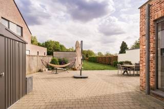 <p><span>Surprising family home with character, space, 4 bedrooms and beautiful garden</span></p><p><span>Be pleasantly surprised by this charming home where authenticity goes hand in hand with a thoughtful, modern extension. Here you live in a warm, characterful environment with all contemporary comfort and a beautiful connection with the outside.</span></p><p><span>The bright extension forms the heart of the house: a fully equipped kitchen with a cozy dining area overlooking the beautiful green garden. Adjacent is a practical storage/laundry room, ideal for daily comfort. </span></p><p><span>The dining area connects seamlessly with the cozy and comfortable living room, where it is lovely to stay.</span></p><p><span>Furthermore, the ground floor has a guest toilet with an adjoining extra room that currently serves as storage, but could be perfectly converted into an additional sanitary space.</span></p><p><span>On the second floor there are three full bedrooms and a bathroom. The furnished attic offers another additional bedroom — ideal for large families, a home office or hobby room.</span></p><p><span>The property is structurally sound and just requires some fine finishing touches, allowing you to personalize it completely to your own taste.</span></p><p><span>Outside you enjoy a beautiful garden of 534 m², a real oasis of peace and greenery. The modern lounge of 16 m² is the perfect place to relax and enjoy long summer evenings. The driveway can accommodate three cars.</span></p><p><span>Located in a convenient location, close to the village center of Eppegem and with easy access to the approach roads and stores of Zemst.</span></p><p><span>An ideal home for those looking for space, charm and potential in a prime location.</span></p><p><span> </span></p>