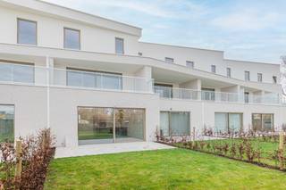 Volledig instapklaar, bijna energieneutraal (BEN20), 5 jaar vrijstelling van het kadastraal inkomen, 6% BTW mogelijk, meteen beschikbaar bij akte, groot terras: dit 2-slaapkamerappartement in Blaasveld bundelt alle grote troeven die je vandaag zoekt. Het appartement is volledig afgewerkt en professioneel geschilderd, zodat je zonder extra kosten meteen kan intrekken of het onmiddellijk kan verhuren. De leefruimte is lichtrijk dankzij de grote ramen en sluit mooi aan op de open, volledig uitgeruste keuken en aansluitende berging. Via de leefruimte heb je toegang tot een aangenaam terras met zicht op de rustige, groene omgeving van het project. De slaapkamers zijn praktisch ingedeeld en de badkamer is afgewerkt met kwalitatieve materialen. Het appartement is uitgerust met warmtepomp, zonnepanelen en vloerverwarming, wat zorgt voor een laag energieverbruik en een aangenaam binnenklimaat. Wie in aanmerking komt, kan genieten van het verlaagde 6% BTW-tarief, wat de aankoop financieel nog interessanter maakt (Ook als investeerder!). De ligging in het charmante Blaasveld, tussen Mechelen en Willebroek, biedt een rustige woonomgeving met vlotte bereikbaarheid, nabij winkels, openbaar vervoer en belangrijke invalswegen. Dit appartement is ideaal voor wie op zoek is naar een zorgeloze, instapklare woonoplossing, maar is ook bijzonder geschikt als veilige en duurzame investering. Neem gerust contact op voor meer informatie of een bezoek.