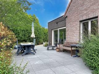 <p>Deze veelzijdige woning combineert een aangename gezinswoning met extra ruimte voor een praktijk, kantoor of hobby. Via de inkomhal met gastentoilet kom je in de lichtrijke leefruimte met gezellige zit- en eethoek. De open, geïnstalleerde keuken geniet van een mooi zicht op de tuin en geeft rechtstreeks toegang tot het terras.</p>
<p>Aansluitend bevindt zich een praktische bijkeuken met gesloten inbouwkasten, ideaal als extra bergruimte of polyvalente ruimte. Een aparte ingang leidt naar een wachtruimte en praktijkruimte. Daarnaast is er een grote polyvalente ruimte met zicht op de tuin, een apart toilet en een afgesloten wasplaats.</p>
<p>De grote, groene tuin vormt een heerlijke plek om tot rust te komen en beschikt over een gezellig terras, tuinhuis en zijpoort.</p>
<p>Op de eerste verdieping bevinden zich vier slaapkamers en een badkamer met bad, douche, lavabo en toilet. Via het trapluik bereik je de ruime zolder van ca. 36 m², perfect als extra bergruimte.</p>
De ruime oprit met carport biedt plaats aan maar liefst vijf wagens. Een woning met verrassend veel ruimte, mogelijkheden en potentieel!<br /><br />Extra troeven<br /><br />
<ul>
<li>co-housing mogelijk</li>
<li>nabij belangrijke invalswegen, winkels, scholen</li>
<li>reeds vergund voor handel</li>
<li>condenserende gasketel (2021)</li>
<li>instapklaar</li>
<li>zuidwest tuin</li>
</ul>
<br />Deze woning is te koop ZONDER makelaar via het concept van Smart Houses. Wenst u verdere inlichtingen of een bezoek? Contacteer rechtstreeks de eigenaar via 0476/973.139