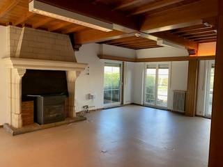 <strong>TE HUUR – Centrum Berlaar | Ruime villa met tal van mogelijkheden.</strong><br />Gelegen in het hart van Berlaar, op de Dorpsstraat 45, bevindt zich deze uitzonderlijk ruime villa met tuin.<br />Dankzij haar centrale ligging en royale indeling biedt deze eigendom een waaier aan mogelijkheden.<br /><br />De woning beschikt onder meer over <strong>9 volwaardige slaapkamers</strong>, waardoor ze uitermate geschikt is voor diverse invullingen, zoals co-housing, combinatie wonen/werken of andere beroepsdoeleinden.<br />Deze villa wordt aangeboden via het systeem van <strong>"bezetting ter bede"</strong>, wat neerkomt op een tijdelijke gebruiksovereenkomst met een flexibele en korte opzegtermijn.<br /><br /><strong>Troeven</strong>:<br />*Centrale ligging in Berlaar<br />*Zeer ruime bewoonbare oppervlakte<br />*9 slaapkamers<br />*Geschikt voor co-housing of professionele activiteiten<br />*Tuin aanwezig<br /><br /><strong>Onmiddellijk beschikbaar.</strong><br /><br />Bent u op zoek naar een ruime en flexibel inzetbare eigendom? Dan is dit pand zeker een bezoek waard.<br /><br />📞 <strong>Voor meer informatie of een bezichtiging: 0473/33 33 33<br />📧 philip@wijns.be</strong>