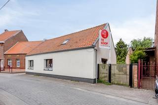 Droomt u van landelijk en comfortabel wonen op een groot perceel? Dit technisch uitstekend onderhouden (EPC A) en gerenoveerde pand in Zandvliet combineert de charme van een rustige omgeving met een hoogwaardige afwerking. Wie een karaktervol en instapklaar huis wil kopen in deze regio, vindt hier de ideale balans tussen ruimte, rust en een uitstekende bereikbaarheid richting Antwerpen en de haven.<br /><br />U komt binnen in een ruime inkomhal/bergplaats met directe aansluiting naar de lichtrijke woonkamer met aansluitend een moderne, volledig ingerichte keuken. Op deze verdieping bevindt zich een volwaardige eerste slaapkamer. De achterbouw werd volledig vernieuwd en de gelijkvloerse verdieping omvat twee badkamers. <br /><br />De bovenverdieping is afgewerkt en ingericht als een riante tweede slaapkamer onder het dak.<br /><br />Een diepe tuin op een royaal perceel van 1.390 m². In de tuin bevindt zich een grote garage die tevens kan dienen als werkplaats/hobbyruimte, etc en een zwembad. Er zijn heel wat parkeermogelijkheden op het perceel zelf. <br /><br />Dit huis kent bovendien een uitstekende ligging: u woont hier in een rustige buurt van Zandvliet, terwijl scholen, winkels en het openbaar vervoer op korte afstand liggen. Ook de nabijheid van belangrijke uitvalswegen maakt dit een strategische plek voor woon-werkverkeer.<br /><br />Bent u op zoek naar een droomwoning in Zandvliet en wilt u dit unieke pand dat te koop wordt aangeboden ontdekken? Neem contact met ons op voor een bezoek! 03 666 66 66 of kapellen@dewaele.com<br /><br />Bestuursmaatregelen in het maatregelenregister: nee