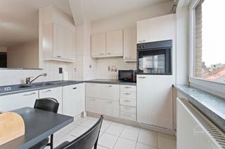 Lichtrijk en instapklaar hoekappartement met 2 slaapkamers.Dit lichtrijke appartement van 93 m² bevindt zich in een verzorgde residentie op een...