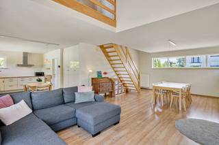 Deze gezinswoning is gelegen in een rustige, residentiële wijk in Merelbeke (Kwenenbos ) en biedt een ideale combinatie van ruimte, licht en comfort.<br /><br />INDELING:<br />Bij het betreden van de woning komt u in de inkomhal met gastentoilet en een apart bureau. <br />Verder loopt u door naar de ruime en lichtrijke leefruimte met grote open keuken. <br />De vide in de leefruimte zorgt voor een bijzonder ruimtelijk gevoel. <br />De keuken is volledig ingericht met tal van maatkasten en sluit aan op een praktische wasplaats/berging.<br /><br />Op de verdieping tellen we drie slaapkamers en een badkamer met inloopdouche. <br />De ruime overloop met vide kan ook ingericht worden met een open bureau/hobbyruimte of dichtgemaakt worden voor een extra kamer.<br /><br />Vanuit de leefruimte heeft u rechtstreeks toegang tot de grote, aangelegde tuin en het mooie terras. <br />De volledig afgesloten tuin met tuinhuis/fietsenberging is kindvriendelijk en vormt een absolute meerwaarde.<br /><br />TROEF: De ligging! <br />Wonen op de Kwenenbos is rustig wonen in een residentiële wijk, op wandel- en fietsafstand van de Scheldevallei, het Rotary bos, scholen, winkels en openbaar vervoer.<br /><br />KORTOM: dit is de ideale gezinswoning, de woning is 100% instap klaar. <br />Hier hoef je alleen maar uw meubelen te plaatsen om dan te genieten van uw nieuwe (t)huis!<br /><br />Voor meer informatie of een bezoek contacteer Marianne: 0478 38 12 88.