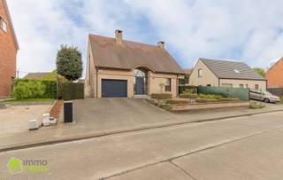 Prachtige instapklare open bebouwing te huur met afgesloten tuin en dubbele garageDeze prachtige open bebouwing is volledig instapklaar en biedt een...