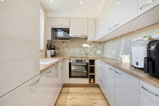 <p><span>Gerenoveerde halfopen woning met 3 slaapkamers en garage in Deinze<br /><br /></span></p><p><span>In de Nobelstraat 8 in Deinze bevindt zich deze halfopen woning op een perceel van 289 m². De woning werd de voorbije jaren op verschillende vlakken vernieuwd en heeft een praktische indeling, een zuidgerichte tuin en een ruime garage.<br /><br /></span></p><p><span>Met een bewoonbare oppervlakte van 96 m² (excl. veranda en garage) beschikt de woning over een gezellige leefruimte, een vernieuwde en volledig uitgeruste keuken, een gastentoilet in de inkomhal, een veranda, drie slaapkamers en een recent vernieuwde badkamer met bad, lavabo en toilet.<br /><br /></span></p><p><span>Troeven:</span></p><ul><li><span>Halfopen bebouwing met 3 slaapkamers</span></li><li><span>Vernieuwde keuken en badkamer (2024–2026)</span></li><li><span>Zuidgerichte tuin met terras</span></li><li><span>Ruime garage van ca. 35 m² met automatische poort en wasplaats</span></li><li><span>10 zonnepanelen</span></li><li><span>Centrale ligging in Deinze<br /><br /></span></li></ul><p><span>Technische informatie:</span></p><ul><li><span>EPC-label C – 230 kWh/m²/jaar</span></li><li><span>Elektrische installatie is conform</span></li><li><span>Stedenbouwkundige info: in aanvraag</span></li><li><span>Overstromingsgevoeligheid: perceel- en gebouwscore A</span></li><li><span>Centrale verwarming op gas met recente hoogrendementsketel</span></li><li><span>Dakisolatie en geïsoleerde zoldervloer</span></li><li><span>Regenwaterput aanwezig</span></li><li><span>De bovenvermelde bewoonbare oppervlakte betreft de bruto oppervlakte zoals vermeld in het EPC-attest.<br /><br /></span></li></ul><p><span>Meer info of een bezoek ter plaatse?<br />Contacteer Valentine via 0475 85 14 91 of <span>valentine@heritagevastgoed.be</span></span><span> </span></p><p><span> </span></p>