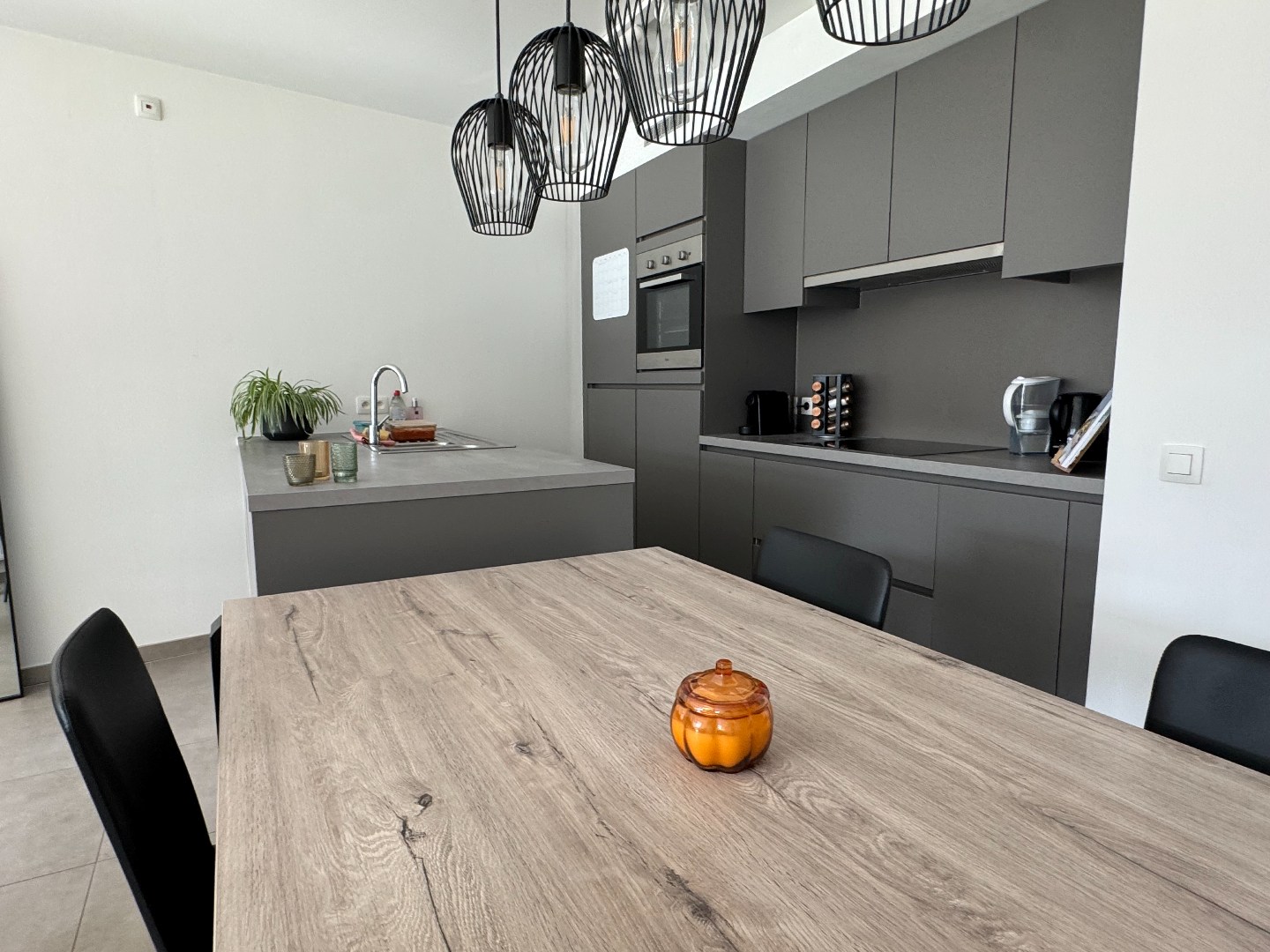 Te Koop: Instapklaar, recent appartement met parkeerplaats op topligging in centrum Waregem! - foto 4