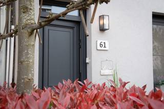 Instapklare woning (EPC B) met zonnige tuin in rustige straat<br /><br />Troeven op een rijtje:<br />✅ EPC B<br />✅ Elektriciteit conform<br />✅ 3 volwaardige slaapkamers <br />✅ Rustige straat met enkelrichtingsverkeer<br />✅ Zuid gerichte tuin met recent tuinhuis<br />✅ Condensatieketel gereinigd en gekeurd (attest aanwezig)<br />✅ Instap klaar en uitstekend onderhouden<br /><br />Op zoek naar een warme, instapklare thuis in een rustige, kindvriendelijke wijk vlak bij het centrum? Deze grondig gerenoveerde gezinswoning ligt in een rustige straat met enkelrichtingsverkeer en combineert comfort, ruimte en een aangename woonomgeving met fijne buren.<br />Dankzij de doordachte indeling, drie volwaardige slaapkamers en een zonnige zuid gerichte tuin is dit een woning waar je je meteen thuis voelt.<br />Je komt binnen via de inkomhal die toegang geeft tot de gezellige leefruimte met eetplaats. De praktische indeling en de geïntegreerde bureauhoek maken dit de ideale plek voor gezinsleven, thuiswerk of een speelhoek voor de kinderen. <br />Aansluitend bevindt zich de warme, volledig uitgeruste keuken met kwalitatieve toestellen: grote koelkast, aparte vriezer, oven, combioven en vaatwasser. Vanuit de keuken geniet je van een mooi zicht op de tuin, waardoor binnen en buiten naadloos in elkaar overlopen. <br />Op het gelijkvloers vind je verder de badkamer met bad én douche, toilet en dubbele lavabo. Net voor de toegang tot de tuin is er een praktische wasruimte met plaats voor wasmachine en droogkast. Hier bevindt zich ook de Viessmann condensatieketel (recent gereinigd en gekeurd – attest aanwezig). <br />De buitenruimte is een absolute troef: een zuid gerichte tuin waar je de hele dag van de zon kan genieten. Achteraan bevindt zich een recent geplaatst tuinhuis van 3,2 m x 2,3 m, ideaal voor fietsen en extra bergruimte. <br />Op de eerste verdieping zijn er twee ruime slaapkamers van ca. 4 x 4 m. De tweede verdieping is ingericht als een royale open zolderverdieping (master bedroom) van maar liefst 8 x 5 m.<br /><br /><br />