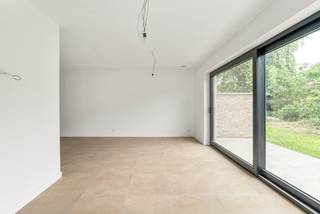 <p>Zoek je de perfecte combinatie van een instapklare nieuwbouw, een toplocatie en een uitzonderlijk financieel voordeel? Zoek niet verder. Deze prachtige, <strong>halfopen nieuwbouwwoning</strong> in de gezellige dorpskern van Rijmenam heeft het werkelijk allemaal. En het beste nieuws? Je koopt deze woning <strong>onder het gunstige tarief van slechts 2% registratierechten</strong> (indien voldaan aan de voorwaarden voor de enige eigen woning) – een enorme besparing in vergelijking met het klassieke btw-stelsel op nieuwbouw! <br /><br /><strong>RICHTPRIJS VANAF 489.000EUR</strong><br /><strong>Beschikbaarheid: vanaf akte - Verkoop onder registratierechten, GEEN btw</strong></p><p><strong>- Deze advertentie bevat visualisaties om het potentieel aan te tonen - </strong><br /></p><p>Bij het binnenstappen valt meteen op hoe doordacht deze woning is ontworpen. De <strong>lichtrijke leefruimte</strong> vormt het kloppende hart van het huis. Dankzij de grote raampartijen stroomt het daglicht weelderig binnen, wat zorgt voor een heerlijk ruimtelijk gevoel. De <strong>open keuken</strong> sluit hier naadloos op aan: de ideale plek voor gezellige aperitief momenten of uitgebreid koken terwijl je in contact blijft met je gezin of gasten.</p><p>Met maar liefst <strong>4 volwaardige slaapkamers</strong> en <strong>2 badkamers</strong> is er aan ruimte geen gebrek. Ideaal voor een groot gezin, een comfortabel thuiskantoor of een aparte logeerkamer. Geen ochtendstond-stress meer in de badkamer!<br /></p><p>Ook aan je energiefactuur en het milieu is gedacht. De woning is uitgerust met <strong>12 zonnepanelen</strong>, waardoor je geniet van een zeer gunstig energieprofiel en een lagere energielast. Daarnaast beschik je over een <strong>privatieve parking</strong>, zodat je de auto altijd zorgeloos en dichtbij kwijt kunt. De achtergelegen garage hoort niet bij de woning, maar heeft een <u>erfdienstbaarheid. </u><br /></p><p>Buiten geniet je van het beste van twee werelden. Het <strong>leuke terras</strong> nodigt uit tot gezellige barbecue-avonden en de <strong>knusse stadstuin</strong> biedt net genoeg groen om te ontspannen, zonder dat je er elk weekend uren aan hoeft te klussen.</p><p></p><p>De ligging is simpelweg idyllisch te noemen. Je woont in de charmante dorpskern van Rijmenam, met winkels, scholen en gezellige horeca op wandelafstand. Zin in ontspanning?</p><ul><li><p>Het nabijgelegen <strong>park</strong> is de perfecte plek voor een frisse neus of spelende kinderen.</p></li><li><p>Fietsliefhebbers halen hun hart op: pik vlakbij in op het prachtige <strong>Dijlepad</strong> voor de mooiste fietstochten langs het water.</p></li></ul><blockquote><p><strong>Troeven op een rij:</strong></p><ul><li><p><strong>Financieel unicum:</strong> Verkoop onder 2% registratierechten (geen 21% btw!).</p></li><li><p><strong>Licht &amp; Ruimte:</strong> Royale leefruimte met open keuken.</p></li><li><p><strong>Familievriendelijk:</strong> 4 slaapkamers en 2 badkamers.</p></li><li><p><strong>Groen &amp; Energiezuinig:</strong> 12 zonnepanelen, stadstuin en terras.</p></li><li><p><strong>Comfort:</strong> Privatieve parking en toplocatie nabij het Dijlepad.</p></li></ul></blockquote><p><strong>Benieuwd naar deze droomwoning?</strong> Wacht niet te lang en plan vandaag nog je bezoek. Dit is een unieke kans om modern en energiezuinig te wonen in het gegeerde Rijmenam! Contacteer uw makelaar - Nico Di Taranto - 0488 42 42 24</p>