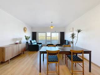 Vraag uw bezoek aan via immodavinci.be<br /><br />Te huur: Ruim bemeubeld appartement met exclusieve faciliteiten<br /><br />Ligging<br /><br />Centraal gelegen in de Derbystraat te Sint Denijs Westrem. Ideaal gelegen nabij openbaar vervoer met een vlotte verbinding naar Gent centrum en het Sint-Pietersstation. Er zijn tevens vele winkels en warenhuizen op korte afstand. <br /><br />Indeling<br /><br />Het appartement bestaat uit een inkomhal met dressing en gastentoilet, de lichtrijke woonkamer met eetplaats en terras 8m2, de afzonderlijke ingerichte keuken, de nachthal, de badkamer met lavabo en douche, de eerste slaapkamer met bijruimte alsook de tweede ruime slaapkamer met berging.<br /><br />Troeven<br /><br />- volledig bemeubeld<br />- ligging<br />- instapklaar<br />- stijlvol restaurant<br />- gemeenschappelijk zwembad<br />- ondergrondse autostandplaats<br />- appartement met hoteldiensten<br /><br />Financieel:<br />Huurprijs: 900 EUR/maand<br />Gemene lasten: 150/per maand incl water verbruik <br />Hoteldienst: circa 13 EUR/dag afhankelijk van aantal bewoners<br /><br />Vraag uw bezoek aan via immodavinci.be