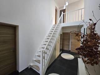 Ruime, vrijstaande woning met 3 slaapkamers, 2 badkamers, garage en mooie, ingerichte tuin. De woning werd in 2019 praktisch volledig gerenoveerd en beschikt over alle moderne comfort. Een extra troef is de achterbouw waar er zich nog o.a. verschillende bureauruimten bevinden. Goede verbindingen met privaat en openbaar vervoer door zijn ligging nabij het treinstation van Haacht en de N21. EPC-score: 167 (label B - geen renovatieplicht). Oppervlakte: 1.194m². Oriëntatie terras: oosten. Vg, Wg, Gmo, Gvkr, Gvv. P-score: A / G-score: A. Zoek je een ruime woning die instapklaar is en ook ruimte biedt voor jouw vrij beroep, dan is deze woning zeker een bezoekje waard!<br /><br />INDELING :<br />Gelijkvloers :<br />Inkomhal (trap naar verdieping, bergkast onder trap), toilet (hangwc en lavabo), living (harmonicadeur naar achtertuin), keuken (vaatwasmachine, inductiekookplaat, dampkap, oven, ijskast, synthetische spoelbak in onderbouw), wasplaats (aansluiting wasmachine), berging (buitendeur, zekeringenkast), garage (zonneboiler, twee condensatie gaswandketels, installatie elektriciteit, gasmeters, watermeter met tussenmeter), bureauruimte (via afzonderlijke inkomdeur, trap naar verdieping, schuifraam naar achtertuin, aanbouwkasten, zekeringenkast, pelletkachel), kitchenette, toilet.<br /><br />Verdieping : <br />Nachthal, slaapkamer 1, badkamer 1 (ligbad, 2 lavabo's op meubel, inloopdouche), toilet, slaapkamer 2, badkamer 2 (ligbad, 2 lavabo's op meubel, inloopdouche), dressing, slaapkamer 3, bureauruimte, natte cel (douchecabine, aansluiting lavabo).<br /><br />Afzonderlijk :<br />Overdekt terras, houten stockageruimte, gesloten stockageruimte voor pellets, tuinberging (voorzieningen voor sauna).<br /><br />AFWERKING :<br />- Vloer : keramische tegels en houten plankenvloer.<br />- Muren : geschilderd pleisterwerk, geschilderd gipsplaten, behangen en betegeld.<br />- Plafond : geschilderd pleisterwerk en geschilderde gipsplaten.<br /><br />AFMETINGEN :<br />Zie indelingsplannen bij downloads rechts.<br /><br />DIVERSEN :<br />Centrale verwarming op gas met radiatoren - twee condensatie gaswandketels voor woning en bureauruimtes. Decentrale bijverwarming in de bureauruimte op pellets. Draai- en kiepramen in pvc en aluminium met dubbele beglazing. Zonneboiler. 20 PV-panelen verder aan te sluiten en te voorzien van omvormer. Tuin volledig omheind en voorzien van brede tuinpoort.<br /><br />STEDENBOUWKUNDIG :<br />Stedenbouwkundige vergunning : ja<br />Stedenbouwkundige bestemming : woongebied<br />Geen rechterlijke herstelmaatregel of bestuurlijke maatregel opgelegd.<br />Voorkooprecht : nee<br />Verkavelingsvergunning : nee<br />P-score: B / G-score: A<br />De woning is verhuurd.