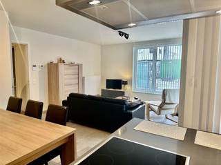 <p>Op zoek naar een perfecte combinatie van rust, modern wooncomfort en wonen langs de schelde?</p><p>Dit gelijkvloers appartement in Residentie Havengebouw op Schelde Eiland biedt het allemaal. <br />Het appartement heeft volgende indeling: Inkomhall, lichtrijke living met aansluitend terras (8m²).<br />De keuken voorziet een keukeneiland, 2 frigo's, een diepvries, vaatwasmachine, inductie kookplaat, dampkap en combi oven.<br />Verder is er een apart toilet, berging en 2 slaapkamers. Aansluitend aan de tweede kamer heb je nog een terras.<br />De badkamer heeft een dubbele lavabo, een bad met douche en een 2de toilet. <br />In de kelder is er ook een autostaanplaats met bijhorende berging.<br />Gemeenschappelijke fietsenberging is er ook aanwezig.</p><p>Hier gaat het om een zeer energiezuinig appartement!<br />EPB in aanvraag.</p><p>Dit appartement is wat u zoekt? <br />Vraag uw bezoek aan via onze website www.immodhondt.be <br /> </p>