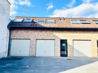 Deze studio bestaat uit een inkomhal met vestiairekast, leefruimte, open keuken, een slaaphoek en badkamer. Recent vernieuwde Veluxramen!Huurprijs te...