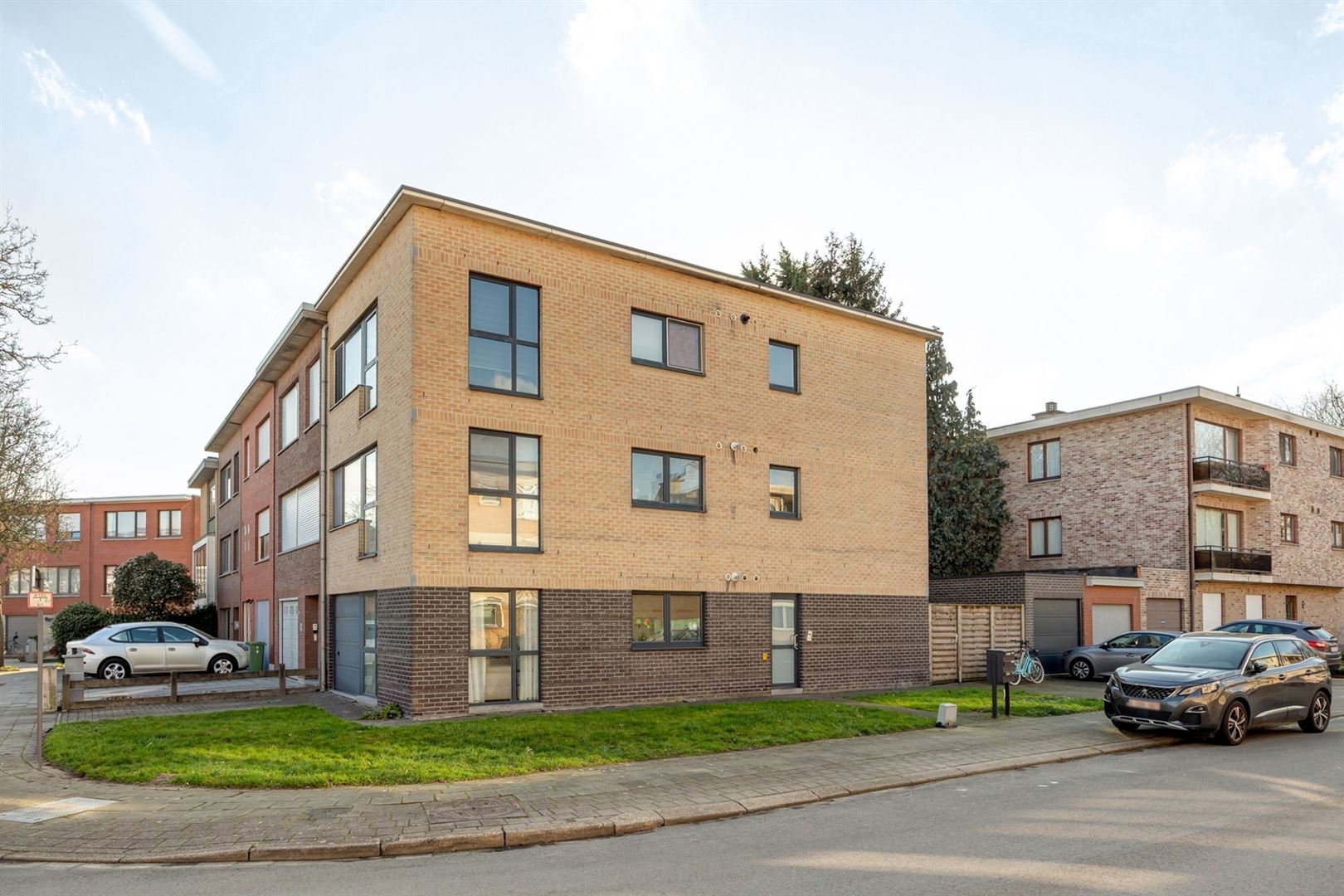 Contemporary ground floor apartment with 2 bedrooms and terrace - photo 1