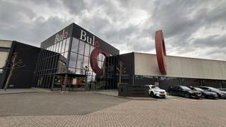 Op de BULO-site zijn verschillende mogelijkheden beschikbaar, met oppervlaktes variërend van 2.000 m² tot 6.000 m². De locatie is uitstekend bereikbaar via de E19 en biedt ruime parkeermogelijkheden.<br /><br />Het magazijn beschikt over drie laadkades. Daarnaast is er de mogelijkheid om het te verbinden met een aangrenzend magazijn van 4.000 m², dat is uitgerust met kantoren en drie extra sectionaalpoorten.
