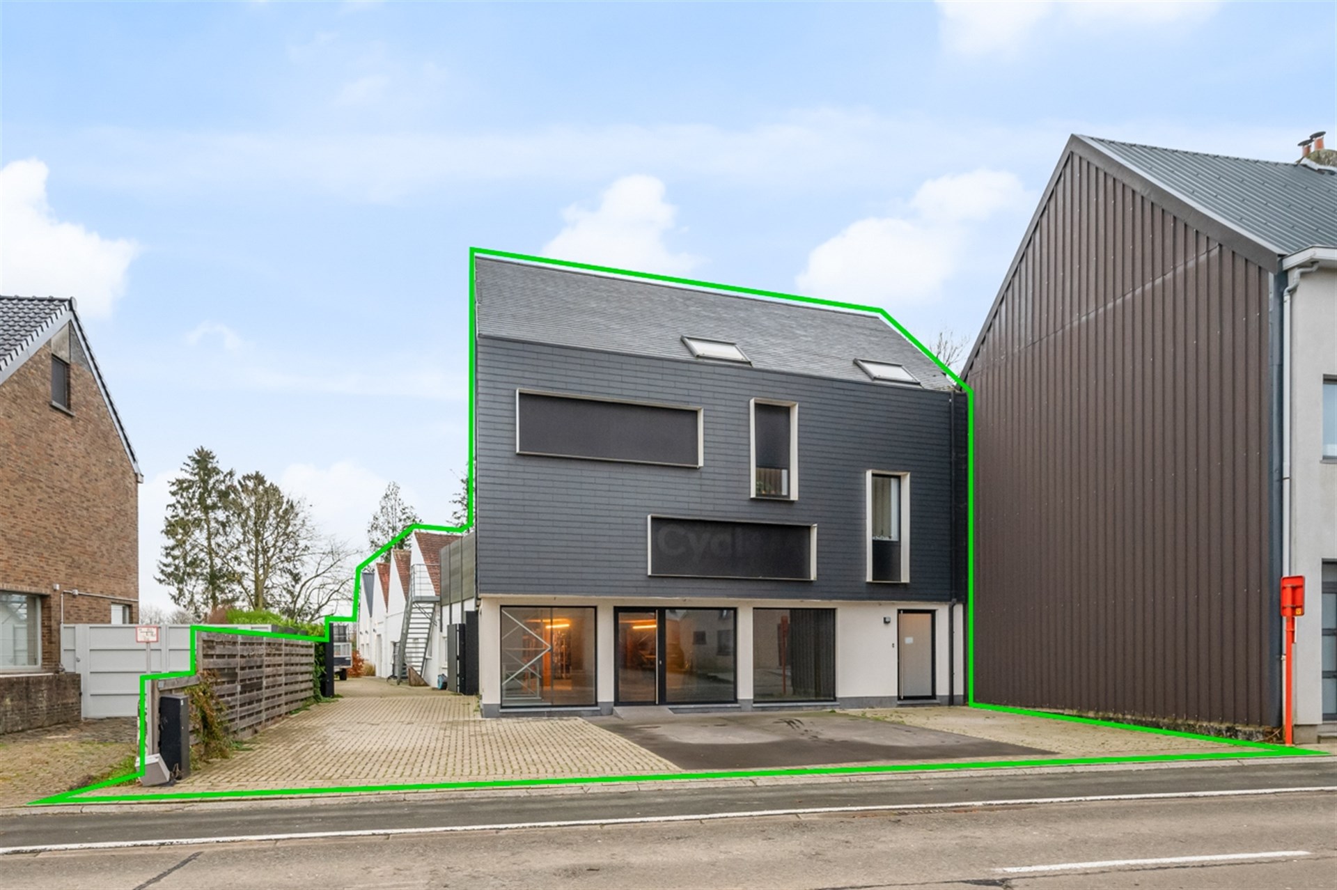 Veelzijdig gebouw bestaande uit handelspand/kantoorruimte, woonst met 4 slpks en tuinloft met 1 slpk - foto 2