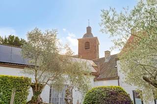 Op zoek naar de ideale locatie om uw horecazaak te starten? Dit sfeervolle gelijkvloerse horecapand met ruim terras biedt een mooie combinatie van charme, functionaliteit en een uitstekende ligging in het groene en landelijke Wannegem-Lede.<br /><br />Het pand beschikt over een ruime, professioneel uitgeruste keuken met diverse installaties die overgenomen kunnen worden, wat het pand bijzonder instapklaar maakt voor wie meteen aan de slag wil. <br /><br />De rustige en groene omgeving, de vlotte bereikbaarheid en de ruime parkeermogelijkheden in de nabije omgeving maken dit tot een aangename en goed bereikbare locatie voor bezoekers.<br /><br />Het ruime terras vormt daarbij een mooie extra troef en biedt volop mogelijkheden om gasten in een gezellige, groene omgeving te ontvangen. <br /><br />Oppervlakte:<br /> - Grond: 987 m²<br /> - Horecapand: 330 m²<br /><br />Specificaties:<br />- Sanitair (d/h)<br />- Volledig uitgeruste professionele keuken<br />- Verwarming op aardgas via radiatoren<br />- Houten vloer<br />- Alarmsysteem en camerabewaking<br />- Praktische opslagruimtes<br />- Ruim terras met aangename tuin<br />- Zonnepanelen<br /><br />Beschikbaarheid:<br />Te bespreken.<br /><br />Hebt u interesse in dit horecapand te huur in Wannegem-Lede? Neem zeker contact op via 09 245 35 35 of business.gent@dewaele.com.<br /><br />Bestuursmaatregelen in het maatregelenregister: nee