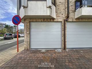 Ruime garage met automatische sectionaalpoort en staanplaats voor de garagebox.<br /><br />Elektriciteit in garage, dus ideaal voor opladen fietsen en/of elektrische auto !
