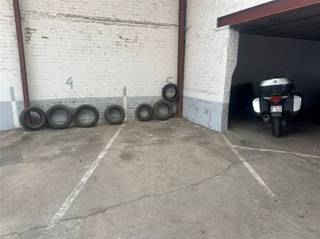 <p>Indoor parking space FOR RENT near the center of Oudenaarde</p><p>Having trouble finding a parking spot in Oudenaarde?<br />Then this parking spot is perfect for you to rent.<br />€55/month (excl. VAT)</p><p>Interested?<br />Request a tour or more information via our website www.immodhondt.be <br /> </p>