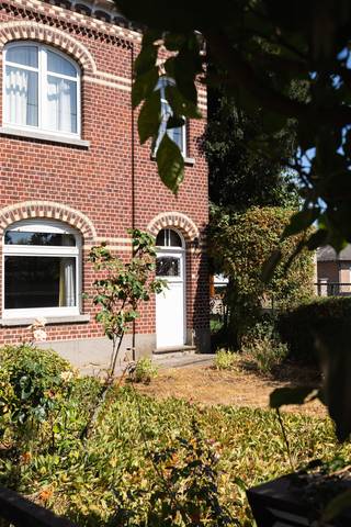 Droomt u van wonen in alle rust, omringd door groen en op een uitzonderlijk perceel? Dan is deze charmante open bebouwing in de gegeerde Casemierstraat in Nederokkerzeel een unieke kans.
Gelegen op een prachtig perceel van meer dan 22 are geniet deze woning van een fantastische, groene tuin waar rust, privacy en ruimte centraal staan. Dankzij de rustige ligging woont u hier in een aangename omgeving, terwijl winkels, scholen en belangrijke verbindingswegen zich op korte afstand bevinden.
De woning is te renoveren, maar beschikt over een solide basis en biedt tal van mogelijkheden om er uw droomwoning van te maken. In de woning vindt u een gezellige leefruimte, een keuken, een badkamer en twee slaapkamers. Bovendien beschikt de woning over een praktische kelder, ideaal als extra bergruimte of voorraadkelder. De ruime zolder biedt interessante uitbreidingsmogelijkheden, waardoor u de woning perfect kunt afstemmen op uw woonwensen.
De absolute blikvanger is zonder twijfel het uitzonderlijke perceel. Of u nu droomt van een uitgestrekte tuin, een zwembad, een speelparadijs voor de kinderen of gewoon een groene oase om in alle privacy te genieten: hier zijn de mogelijkheden eindeloos.
Bent u op zoek naar een renovatieproject op een toplocatie met een uniek perceel en enorm veel potentieel? Dan is dit een kans die u niet mag missen. Contacteer ons vandaag nog voor meer informatie of plan meteen uw bezoek.