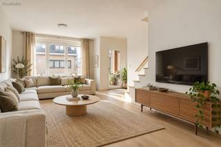 MOMENTEEL VERHUURD<br /><br />Bent u op zoek naar een appartement dat aanvoelt als een volwaardige woning? Dan is deze charmante duplex absoluut een bezoek waard. Het appartement bevindt zich op de eerste en tweede verdieping van een kleinschalig gebouw zonder lift en biedt een mooie combinatie van ruimte, licht en wooncomfort.<br /><br />De doordachte indeling over twee niveaus creëert een duidelijke scheiding tussen het leef- en slaapgedeelte. Op de eerste verdieping vindt u het leefgedeelte met een gezellige, lichtrijke woonkamer die mooi aansluit op de open keuken. Aansluitend is er een praktische berging die extra opbergruimte voorziet. Verder beschikt deze verdieping ook over een gastentoilet en een ruim terras waar u volop kunt genieten van het buitenleven.<br /><br />Op de bovenverdieping bevindt zich het nachtgedeelte met twee volwaardige slaapkamers en een verzorgde badkamer.<br />Het appartement verkeert in uitstekende technische staat en is volledig instapklaar. De elektrische installatie is conform, het pand is asbestveilig en dankzij de gunstige energiescore woont u hier bovendien energiezuinig. Dit maakt het appartement niet alleen comfortabel, maar ook een interessante en duurzame investering.