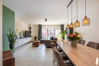 <p><strong>Instapklaar appartement met 2 ruime slaapkamers, autostaanplaats, private kelderberging en zonnig terras van ca. 21 m² op wandelafstand van het centrum, kunstacademie en hondenweide en fietsafstand van natuurreservaat Het Goorken en Lokkerse dammen, Energielabel B.</strong></p>
<p>Welkom in dit bijzonder ruime en instapklare appartement, waar comfort, licht, een doordachte indeling en een hoogwaardige afwerking mooi samenkomen. Met twee volwaardige slaapkamers, een royaal zuidwestgericht terras, een autostaanplaats én een private berging biedt deze woning alles wat u nodig heeft voor aangenaam en zorgeloos wonen.</p>
<p>Via de gemeenschappelijke inkomhal, afgewerkt met een prachtige natuurstenen bevloering, bereikt u dit duplexappartement op de eerste verdieping. Zodra u binnenstapt, vallen meteen de royale woonoppervlakte en het aangename ruimtegevoel op. De verschillende leefruimtes sluiten mooi op elkaar aan en werden praktisch en stijlvol ingericht. De ruime inkomhal biedt voldoende plaats voor een vestiaire en vormt het centrale punt van het appartement. Van hieruit heeft u enerzijds toegang tot de leefruimtes en anderzijds tot de slaapvertrekken op de tweede verdieping. De lichtrijke woonkamer vormt het hart van de woning en geniet dankzij de grote raampartijen van een overvloed aan natuurlijk daglicht. De leefruimte werd opgedeeld in een gezellige zithoek aan de straatzijde en een royale eethoek aansluitend bij de keuken. Hierdoor ontstaat een aangename en open leefomgeving waar zowel ontspannen als uitgebreid tafelen perfect tot zijn recht komt. De keuken werd volledig op maat uitgewerkt en combineert een stijlvolle uitstraling met optimaal gebruiksgemak. Er is ruim voldoende werk- en opbergruimte en uiteraard zijn alle nodige toestellen aanwezig. Een leuke extra is de gezellige ontbijthoek met hoge tafel: de ideale plek voor een snelle koffie in de ochtend, een informele lunch of een aperitief met familie en vrienden. Vanuit de keuken heeft u rechtstreeks toegang tot één van de absolute blikvangers van het appartement: het zuidwest georiënteerde terras van circa 21 m². Dankzij de gunstige oriëntatie geniet u hier volop van de middag- en avondzon. Het terras is mooi afgewerkt, biedt verrassend veel privacy en kijkt aangenaam uit over het omliggende groen. Wanneer de avond valt, krijgt u bovendien een sfeervol uitzicht op de verlichte Toremansmolen. Een heerlijke buitenruimte waar u in alle rust kunt zonnen, aperitieven, tafelen of simpelweg ontspannen na een lange dag.</p>
<p>Op de verdieping bevinden zich twee ruime en volwaardige slaapkamers, waardoor het appartement perfect geschikt is voor een koppel, een klein gezin of wie graag beschikt over een extra bureau-, hobby- of logeerkamer. Verder beschikt de woning over een praktische bergruimte, twee afzonderlijke toiletten en een verzorgde, stijlvolle badkamer. Deze is uitgerust met een ligbad met douchefunctie, twee wastafels, een ruime spiegelkast en praktische onderkasten. Ook hier werd veel aandacht besteed aan comfort en voldoende opbergruimte.</p>
<p>Als extra troef zijn zowel de autostaanplaats als de private berging inbegrepen. U beschikt dus niet alleen over een vaste parkeerplaats, maar ook over bijkomende opslagruimte voor bijvoorbeeld fietsen, seizoensmateriaal of andere persoonlijke spullen.</p>
<p>Kortom, dit is een ruim, lichtrijk en volledig instapklaar appartement dat zich onderscheidt door zijn aangename indeling, kwalitatieve afwerking en bijzonder fijn terras. De combinatie van twee ruime slaapkamers, een grote buitenruimte, een eigen autostaanplaats en private berging maakt dit tot een zeer complete woonst waar u zonder zorgen meteen uw intrek kunt nemen.<br /><br />- CV ketel vernieuwd 09/2026<br />- Terras op zuid-westen<br />- Ruime woonkamer<br />- Degelijke keuken met veel kasten<br />- Uitstekende staat! Instapklaar</p>
<p></p>