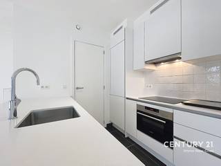 Dit mooi gelijkvloers appartement bevindt zich in res. 'Lakefront' in Duinenwater.<br />Het is een ruim en zonnig 1 slaapkamer appartement met als troef een mooi en groot terras EN een ondergrondse garagebox..<br />Gelegen op een boogscheut van Sportoase, 'Lakeside paradise' en het centrum van Knokke.<br />Een absolute TOPPER!<br /><br />GARAGEBOX in huurprijs inbegrepen!<br />Bovenop de huurprijs komen ook nog € 120 vaste gemeenschappelijke kosten.