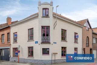 Op een toplocatie, aan de rand van het commercieel centrum van Tongeren, bieden wij dit veelzijdig en volledig verhuurbaar gebouw met drie aparte appartementen te koop aan. Een uitstekende opportuniteit voor investeerders die op zoek zijn naar een stabiel rendement in een stad met constante vraag naar kwalitatieve huurpanden.<br /><br />Het gebouw is momenteel eigendom van een vennootschap en kan aangekocht worden via overname van de aandelen, wat interessante fiscale en administratieve voordelen kan bieden voor de koper.<br /><br />Troeven:<br />` drie ruime, functionele appartementen<br />` gelegen op wandelafstand van winkels, horeca, openbaar vervoer en het centrum<br />` vlotte bereikbaarheid en goede visibiliteit<br />` interessant rendementspotentieel<br />` aankoop mogelijk via aandelenovername<br /><br /><br />Interesse in meer informatie of een bezoek ter plaatse?<br />Contacteer ons gerust, wij helpen u graag verder!