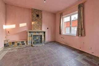 Op zoek naar een woning met potentieel? Deze gezellige woning is gelegen in een rustig straatje vlak bij de Schelde en op wandelafstand van het dorpscentrum van Rupelmonde. De woning dient volledig gerenoveerd te worden, maar biedt daardoor net heel wat mogelijkheden. Ideaal voor investeerders, handige kopers of wie op zoek is naar een renovatieproject met potentieel op meerwaarde. Renoveren naar eigen smaak, verhuren, doorverkopen of er zelf wonen? De mogelijkheden zijn er. Ontdek ter plaatse wat deze woning voor u kan betekenen!
