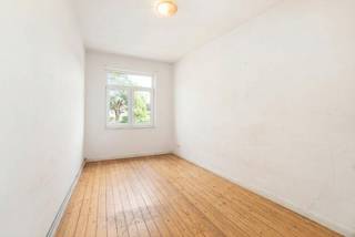 <p>Op te frissen appartement in het centrum van Mortsel, met alle voorzieningen op wandelafstand.</p>
<p>Dit appartement combineert een topligging in het centrum van Mortsel met een vlotte bereikbaarheid en het comfort van stedelijk wonen. Winkels, openbaar vervoer, horeca en dagelijkse voorzieningen bevinden zich vlakbij, waardoor je hier geniet van een praktische en aangename woonomgeving. De lichtrijke leefruimte sluit mooi aan op de functionele keuken, terwijl de slaapkamer een rustige plek biedt om thuis te komen. Dankzij de centrale ligging is dit appartement ideaal voor wie comfortabel wil wonen met alles dichtbij.</p>
<p>Belangrijkste ruimtes:<br />• Woonkamer met aangename lichtinval<br />• Keuken uitgerust met gasfornuis, dampkap, koelkast, diepvries, vaatwasser en enkele spoelbak<br />• Slaapkamer met bekabeling<br />• Badkamer met ligbad, toilet en enkele wastafel</p>
<p>Troeven:<br />• Topligging in het centrum van Mortsel<br />• Vlot bereikbaar met winkels en openbaar vervoer dichtbij<br />• Stedelijk comfort met alles op wandelafstand</p>
<p>Neem vandaag nog contact op met je ERA-makelaar voor een bezoek. JOUW DROOMAPPARTEMENT. ZO GEVONDEN!</p>