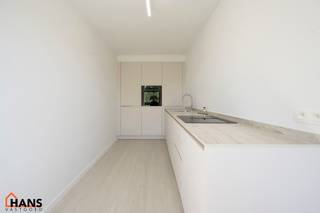 Dit verzorgd appartement op de eerste verdieping combineert een rustige ligging met een vlotte bereikbaarheid. Het appartement werd recent gerenoveerd en omvat een inkomhal met vestiairekast, een apart gastentoilet, een ingerichte badkamer, een aangename leefruimte en een volledig geïnstalleerde keuken. Daarnaast zijn er twee ruime slaapkamers aanwezig, waarvan één toegang geeft tot het terras over de volledige breedte van het appartement.<br /><br />De combinatie van comfort, lichtinval en kwalitatieve afwerking maakt dit appartement bijzonder aantrekkelijk voor zowel eigen gebruik als verhuur.<br /><br />Er bestaat bovendien de mogelijkheid om een garagebox aan te kopen aan € 25.000. De aankoop hiervan is volledig vrijblijvend en niet verplicht.<br /><br />De gemeenschappelijke kosten zijn momenteel nog niet definitief vastgelegd, maar zullen naar verwachting beperkt blijven tot enkel de kosten van de minuterie (verlichting gemeenschappelijke hal) en de blokpolis. Deze worden voorlopig geraamd op ongeveer € 20 per maand.<br /><br />Extra troeven:<br /><br />Recent gerenoveerd appartement;<br />Ruim terras over de volledige breedte;<br />Mogelijkheid tot aankoop garagebox;<br />Lage vermoedelijke gemeenschappelijke kosten;<br />Individuele nutsvoorzieningen;<br />Gunstig EPC;<br />Centrale en rustige ligging.<br /><br />De beschikbare documenten kan u terugvinden via de downloads op onze website.<br />Voor meer informatie kan u terecht op www.hansvastgoed.com of contact opnemen via info@hansvastgoed.com of +32 3 366 05 30.