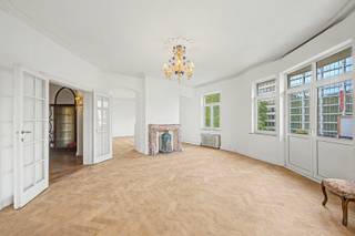 Gelegen in een van de meest gegeerde wijken van Brussel bevindt dit ruime appartement zich op de derde verdieping van een verzorgd Art Deco-gebouw uit de jaren 1930, met elegante gemeenschappelijke delen en zorgvuldig bewaarde authentieke stijlelementen.<br /><br />Het appartement biedt ongeveer 237 m² bewoonbare oppervlakte, aangevuld met twee terrassen van samen circa 13 m². De inkomhal geeft toegang tot lichtrijke ontvangstruimtes, waaronder verschillende met elkaar verbonden leefruimtes en een aparte eetkamer. De hoge plafonds, royale volumes en grote raampartijen zorgen doorheen het appartement voor een aangenaam gevoel van ruimte en licht.<br /><br />Het nachtgedeelte omvat drie slaapkamers, waaronder een ruime master bedroom, en twee badkamers. De indeling biedt een praktische en harmonieuze scheiding tussen de leef- en slaapvertrekken.<br /><br />Verder beschikt het appartement over twee voormalige dienstkamers en een grote privatieve kelder, waardevolle extra ruimtes die vandaag steeds zeldzamer zijn in Brussel.<br /><br />Een karaktervol appartement met royale leefruimtes, authentieke Art Deco-elementen en een uitstekende ligging in Brussel.