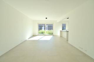Deze rijwoning in Kuurne is een ideale gezinswoning met een ruime tuin en een garage. <br />De woning is ideaal gelegen in Kuurne, dicht bij scholen, winkels en openbaar vervoer. Hierdoor ben je altijd dicht bij alle nodige voorzieningen.<br /><br />Inkom met apart gastentoilet, ruime en lichtrijke leefruimte met aansluitend de open keuken (voorzien van inductiekookplaat, oven, inbouwfrigo en vaatwasmachine). <br />Aansluitend is er de handige bergruimte waar aansluiting voor de wasmachine is voorzien. <br /><br />Op de eerste verdieping zijn er 3 ruime slaapkamers en een badkamer voorzien van zowel een bad als douche, 2 lavabo's en een tweede toilet. <br /><br />Via de vaste trap is er toegang tot de ruime zolder die kan dienen als handige opbergruimte. <br /><br />Via zowel de leefruimte als de keuken is er toegang tot de zuidoost georiënteerde tuin. Achteraan de tuin is er toegang tot de garage (voorzien van elektrische poort). <br /><br />Kortom, deze woning in Kuurne heeft alles wat je nodig hebt voor een comfortabel gezinsleven. <br /><br />Beschikbaarheid: 01/01/2027<br />Huurprijs: 1.150 EUR/maand<br />Adres: Kloostersteen 8, 8520 Kuurne<br />Onze referentie: DEV5204