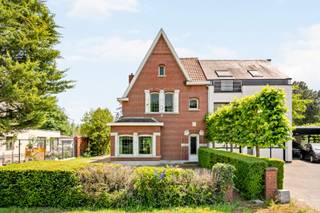 Wie durft te renoveren, wordt hier rijkelijk beloond. Deze halfopen woning in Waasmunster straalt potentieel uit: ruime volumes, een knusse haard, een zonnige tuin met open veldenzicht én de mogelijkheid tot maar liefst vier slaapkamers.<br /><br />Indeling: <br /><br />De lichtrijke leefruimte met sfeervolle haard nodigt uit om tot rust te komen, aangevuld met een aparte eethoek en gesloten keuken. De badkamer met toilet, bad &amp; lavabocompleteert het gelijkvloers.<br /><br />Op de eerste verdieping vind je twee ruime slaapkamers en een kleinere derde kamer — perfect als kinderkamer of berging. Via een vaste trap bereik je de tweede verdieping, die moeiteloos uitgeeft op een vierde, extra ruime slaapkamer.<br /><br />Buiten wacht een gezellige tuin met zicht op de omliggende velden, en een aparte garage met sectionaalpoort.<br /><br />Troeven:<br />- Potentieel van 4 volwaardige slaapkamers<br />- Lichtrijke leefruimte met authentieke haard<br />- Aparte garage met sectionaalpoort<br />- Perceel van 595 m²<br />- Tuin met open veldenzicht<br />- Vlotte verbinding met E17, Lokeren centrum en Waasmunster<br />- Woning met eindeloze mogelijkheden<br /><br />Nieuwsgierig? Contacteer Gilles voor een bezoek zonder engagement.<br /><br />📧 gilles@woonvast.be 📞 0491 94 95 38 🌐 www.woonvast.be