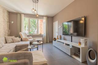 <h1><span>Opbrengstgebouw met 2 ruime appartementen in centrum Lebbeke interessante investering!</span></h1><p><span>Bent u op zoek naar een kwalitatief opbrengsteigendom met een mooie huuropbrengst en een uitstekende ligging? Dan is dit volledig gerenoveerde gebouw met 2 ruime appartementen in het centrum van Lebbeke zeker een bezoek waard!</span></p><p><span> </span></p><p><span>Dit verzorgd opbrengstgebouw bevindt zich op een bijzonder gunstige locatie, op wandelafstand van winkels, scholen, openbaar vervoer en het station van Lebbeke. Dankzij de centrale ligging zijn alle dagelijkse voorzieningen vlot bereikbaar.</span></p><p><span>Het gebouw werd omstreeks </span><span>2015 volledig gerenoveerd van A tot Z</span><span> en bestaat uit </span><span>2 afzonderlijke, ruime wooneenheden</span><span> met elk hun eigen troeven.</span></p><p><span> </span></p><h2><span>Gelijkvloers appartement (111 m²)</span></h2><p><span>Via de gemeenschappelijke inkomhal met berging bereikt men het privatieve appartement.</span></p><p><span>De indeling omvat: privatieve inkomhal, ruime kelderruimte van ca. 40 m², gezellige woon- en leefruimte met veel natuurlijke lichtinval, open, volledig uitgeruste keuken, 2 slaapkamers, badkamer met lavabomeubel en douche, apart gastentoilet, aangename binnenpatio/terras van ca. 10 m², gezellige, volledig ingesloten </span><span>zuidgerichte tuin van ca. 60 m²</span><span> waar men heerlijk kan genieten van rust en privacy. </span></p><p><span> </span></p><p><span>Triplex appartement (165 m²)</span></p><p><span>Dit ruime appartement strekt zich uit over meerdere verdiepingen en biedt uitzonderlijk veel leefruimte.</span></p><p><span>De indeling: zeer ruime woonruimte, keuken met aparte eetruimte, overloop/gang met apart gastentoilet, maar liefst </span><span>5 slaapkamers</span><span>, moderne badkamer met ruime inloopdouche en dubbel lavabomeubel, ruime berging/wasplaats, zonnig dakterras waar u heerlijk kan genieten van een barbecue of ontspanningsmoment. </span></p><h2><span> </span></h2><h2><span>Extra troeven: </span><span>volledig gerenoveerd gebouw (ca. 2015), elektrische installaties </span><span>conform</span><span>, EPC </span><span>gelijkvloers</span><span>: </span><span>227 kWh/m² label C </span><span>-</span><span> </span><span>EPC </span><span>triplex</span><span>: </span><span>165 kWh/m² label B </span><span>(Geen renovatieplicht), centrale ligging in centrum Lebbeke. <br />Interessante huuropbrengst, momenteel zijn beide appartementen verhuurd:</span></h2><ul><li><span>Gelijkvloers appartement: </span><span>695/maand</span><span> </span></li><li><span>Triplex appartement: </span><span>858/maand</span><span> </span></li></ul><p><span>Totale maandelijkse huuropbrengst: 1.553/maand</span></p><p><span> </span></p><h3><span>Mogelijkheid tot aankoop garagebox</span></h3><p><span>Optioneel bestaat de mogelijkheid om de afgesloten garagebox tegenover het gebouw (</span><span>huisnummer 26</span><span>) mee aan te kopen voor </span><span>35.000</span><span>. Deze garagebox is momenteel verhuurd aan </span><span>80/maand</span><span>.</span></p><p><span> </span></p><p><span>Een ideale investering voor wie op zoek is naar een instapklaar opbrengstgebouw met een sterke ligging en een mooi rendement. Kom deze interessante eigendom ontdekken in het centrum van Lebbeke en contacteer Immo Twins vandaag nog voor een bezoek!</span></p><p><span>Contacteer ons voor meer informatie of om een afspraak in te plannen, T. 052/55.55.55 | </span><span><span>info@immotwins.b</span></span><span>e - www.immotwins.be </span></p><p><span> </span></p>