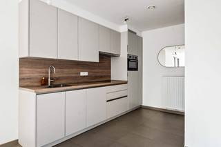 Op een uitstekende locatie in het centrum van Aalst bevindt zich dit energiezuinig appartement met 1 slaapkamer, kelderberging en ondergrondse parkeerplaats in een mooi nieuwbouwproject. U bevindt zich hier op wandelafstand van het centrum met winkels, scholen en het openbaar vervoer. <br /><br />We betreden het appartement via de lichtrijke leefruimte met open keuken - voorzien van de voornaamste toestellen - en plaats voor een gezellige zithoek en eetplaats. De aangrenzende, halfopen slaapkamer biedt toegang tot de badkamer met inloopdouche, lavabo en toilet. Op het goed georiënteerde terras kan u in alle rust en privacy kunt genieten van het mooie weer. U beschikt verder ook nog over een ondergrondse parkeerplaats en een kelderberging.<br /><br />Dit is een uitstekende opportuniteit indien u op zoek bent naar een energiezuinig appartement met 1 slaapkamer in het hart van Aalst. Contacteer ons voor meer informatie op 0475 47 59 76 of neem een kijkje op www.boonstravastgoed.be . <br /><br />Bijzonderheden: <br />- Energiezuinig<br />- Parkeerplaats<br />- Kelderberging<br />