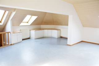 Dit centraal gelegen 1-slaapkamer appartement heeft volgende indeling :  Living en open keuken (samen in één open ruimte), badkamer (ligbad met douchefunctie en lavabo, apart toilet en 1 slaapkamer.