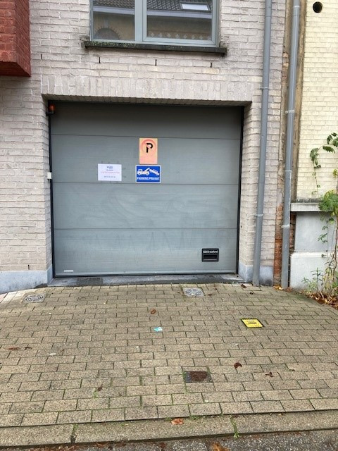 Ondergrondse autostaanplaats ( nr 3 ). Momenteel verhuurd voor €75/maand. Voor verdere info of afspraak bel 0473 33 33 35.