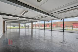<strong>Multifunctioneel bedrijfsgebouw</strong> bestaande uit een ruime showroom (245 m²) in combinatie met een magazijn/atelier/werkplaats (425 m²).<br /><br />Het <strong>magazijn</strong> is opgebouwd uit een metalen constructie met betonwanden en heeft een vrije hoogte van 4,5 m en toegankelijk via één sectionale poort (4,5 m breedte x 4 m hoogte) aan de zijkant. Verder is de opslagruimte voorzien van o.a. een lichtstraat, polybetonvloer, verwarming (luchtblazers) en verlichting.<br /><br />De <strong>showroom</strong> van 245 m² geniet dankzij de ruime glaspartijen van veel natuurlijke lichtinval en visibiliteit. Tevens is er een kitchenette en sanitair aanwezig. <br /><br />Op de mezzanine in de showroom zijn verschillende kantoorruimtes voorzien. <br /><br />Het terrein is volledig verhard en voorzien van voldoende parkeergelegenheid aan de voorzijde en zijkant. <strong>Ruime manoeuvreerruimte</strong> op het terrein.<br /><br />Het bedrijfscomplex is commercieel gelegen nabij het centrum van Meulebeke en Tielt, op amper 4 km van de Brugsesteenweg (N50) en op slechts 5 km van de Pittemsesteenweg (N37) met een vlotte verbinding naar de E403 op- en afrit 8 Roeselare-Beveren. <br /><br /><strong>Contacteer </strong>PANORAMA B2B voor bijkomende inlichtingen, plannen of een vrijblijvend plaatsbezoek op 050 300 800.