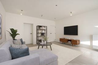 Plan eenvoudig uw bezoek in op gentill.be <br /><br />Ligging<br />Deze moderne en volledig gerenoveerde woning bevindt zich in het hart van Oostende. Dankzij de centrale ligging bevinden winkels, scholen, restaurants en openbaar vervoer zich op wandelafstand. Ondanks de centrale ligging is de straat zelf bijzonder rustig met enkel plaatselijk verkeer. Bovendien ligt het strand van Oostende op slechts 2 kilometer afstand, ideaal voor wie graag uitwaait aan zee of geniet van een ontspannen wandeling langs de kust. Hier combineer je stadsleven met de nabijheid van de zee.<br /><br />Indeling<br />Bij het betreden van de woning kom je terecht in een inkomhal met gastentoilet en een aparte toegang tot de garage. Meteen valt de moderne en strakke afwerking op, die doorheen de volledige woning werd doorgetrokken. Verder kom je in de ruime leefruimte met open keuken die een mooi zicht biedt op de tuin en het terras. Deze lichtrijke leefruimte vormt het centrale punt van de woning en creëert een aangename verbinding tussen binnen en buiten. Tussen de keuken en de garage bevindt zich een praktische en ruime wasplaats, ideaal voor extra bergruimte en huishoudelijk comfort. De garage met automatische sectionaalpoort biedt plaats aan één wagen en beschikt daarnaast over voldoende opslagmogelijkheden.<br /><br />Op de eerste verdieping bevinden zich twee volwaardige slaapkamers en een badkamer uitgerust met een inloopdouche en enkele wastafel. Daarnaast is er ook een afzonderlijk toilet aanwezig. De tweede verdieping telt opnieuw twee slaapkamers en een tweede badkamer met inloopdouche, enkele wastafel en toilet, wat deze woning uitermate geschikt maakt voor grotere gezinnen, co-housing of toeristische verhuur. Op de derde verdieping bevindt zich nog een volledig gerenoveerde zolderkamer die perfect kan dienen als extra slaapkamer, hobbyruimte of bureau.<br /><br />Varia<br />De woning werd recent volledig gerenoveerd en afgewerkt met kwalitatieve materialen, waardoor ze instapklaar is. Met een gunstig E-peil van 59 en de aanwezigheid van zonnepanelen is de woning bovendien enorm energiezuinig. Hierdoor geniet u van hedendaags wooncomfort in een moderne setting, gecombineerd met een uitstekende ligging in Oostende.<br /><br />Troeven<br />* Instapklaar<br />* Centrale ligging<br />* 5 slaapkamers<br />* Inpandige garage <br /><br />Op zoek naar een instapklare woning op topligging in Oostende? Ontdek zelf de ruimte en het moderne comfort van deze gerenoveerde woning. Contacteer ons snel voor een bezoek!<br /><br />📞 0487 40 21 28<br />📧 tim@gentill.be