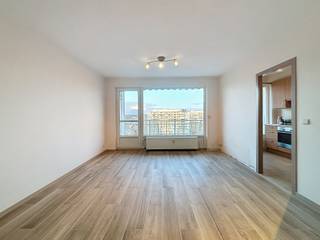 <p><strong>AUDERGHEM</strong>, dicht bij het metrostation Beaulieu, in een woonwijk, licht appartement van ± 50 m² op de 9e verdieping. Het bestaat uit een hal, een woonkamer, een mooi terras, een ingerichte keuken, een slaapkamer, een badkamer met douche en een apart toilet. Het appartement is beschikbaar! Voorziening voor kosten: €160/maand (warm/koud water, verwarming, nutsvoorzieningen, conciërge). EPB: C+ 27kgCO²/(m²,jaar).</p>
<p><strong><u>Op de 9e verdieping</u> :</strong></p>
<ul>
<li>Inkomhal</li>
<li>Woonkamer van 22m² met toegang tot het terras van 8m².</li>
<li>Volledig ingerichte keuken (oven, kookplaat, afzuigkap, koelkast, vriezer)</li>
<li>Slaapkamer van 9m² (2,67 x 3,17)</li>
<li>Doucheruimte (douche, wastafel, wasmachine)</li>
<li>Aparte WC</li>
</ul>
<p></p>
<p>Kelder n°34</p>
<p>PEB C+</p>