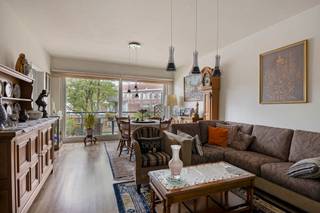 <h3><b>Wonen met een Wauw-effect: Lichtrijk Appartement met Zicht op de Kerktoren in Asse</b></h3>
<p>Bent u op zoek naar een plek waar stedelijk comfort en rustgevende vergezichten elkaar ontmoeten? Dit schitterende appartement, gelegen aan de <b>Mollestraat 8 (bus 34)</b> in het hart van Asse, biedt een woonervaring die u zelden tegenkomt. Met een perfecte balans tussen een centrale ligging en een ongehinderd uitzicht, is dit de ideale uitvalsbasis voor wie houdt van kwaliteit.</p>
<p><b>Een panoramische toplocatie</b> De ligging van dit appartement is zonder meer uitzonderlijk te noemen. Gelegen op een steenworp van het bruisende centrum van Asse, heeft u alle faciliteiten — van bakkers en supermarkten tot gezellige eetgelegenheden en het treinstation — binnen handbereik. Toch is het vooral de visuele rust die dit appartement uniek maakt. Vanuit de leefruimte geniet u namelijk van een <b>volledig vrij en adembenemend zicht op de iconische kerktoren</b>. Dit panoramische schilderij verandert met de seizoenen mee en zorgt voor een uniek gevoel van ruimte, midden in de stad.</p>
<p><b>Licht, ruimte en energiezuinigheid</b> Met een netto oppervlakte van <b>75 m²</b> is het appartement uiterst efficiënt en ruimtelijk ingedeeld. De leefruimte vormt het hart van de woning; door de grote raampartijen baadt de kamer in het natuurlijke daglicht, wat de open sfeer extra benadrukt. Het appartement beschikt over <b>twee volwaardige slaapkamers</b>, waardoor het zowel geschikt is voor starters, kleine gezinnen als mensen die een extra bureau- of hobbyruimte wensen.</p>
<p>Een andere grote troef is de buitenruimte. Dankzij de aanwezigheid van maar liefst <b>twee terrassen</b> kunt u op elk moment van de dag van de buitenlucht genieten. Of u nu kiest voor een kop koffie in de ochtendzon of een glas wijn bij zonsondergang, er is altijd een plekje dat bij uw ritme past. Bovendien hoeft u zich over uw energiefactuur geen zorgen te maken: met een gunstig <b>EPC-label B</b> voldoet dit appartement aan de moderne energetische normen, wat zorgt voor een laag verbruik en een hoog wooncomfort.</p>
<p><b>Een buitenkans in Asse</b> Dit appartement is veel meer dan alleen een opeenvolging van kamers; het is een plek waar u thuiskomt met een uitzicht dat elke dag opnieuw inspireert. Of u nu op zoek bent naar een eigen stek op een centrale as of een waardevaste investering in de rand rond Brussel, de Mollestraat 8 biedt u de zekerheid van een toplocatie gecombineerd met een uitstekende bouwkwaliteit.</p>
<hr />
<h3><b>Interesse in dit unieke appartement?</b></h3>
<p>Laat deze kans om te wonen met een uitzicht over Asse niet aan u voorbijgaan.</p>
<p><b>Contacteer Nils vandaag nog via 0497 248 251 of per e-mail op Dilbeek@weinvest.be voor meer informatie of een bezoek ter plaatse.<br /><br />Stedenbouwkundige inlichtingen in aanvraag.</b></p>
