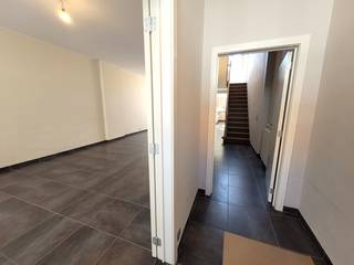 GERENOVEERDE TRAPGEVELWONING gelegen in de bruisende binnenstad, vlakbij het Minnewaterpark en station.Op het gelijkvloers is een ruime inkom (plaats...