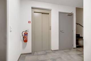 <strong>Recent gelijkvloers studio appartement met tuin terras in het centrum van Ravels.</strong><br /><br />Het appartement bestaat uit een leefruimte met open keuken, een badkamer met douche en één slaapkamer.<br /><br />Bij het appartement hoort zowel een prive parking als een ruime kelderberging.<br /><br />Bijzonderheden:<br />- EPC: A-label<br />- Parkeerplaats<br />- Beschikbaarheid: 01/01/2027<br />- Gemeenschappelijke kosten: €50